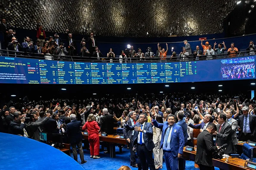 Imagem de  Senado aprova PEC que acaba com a escala 6x1
